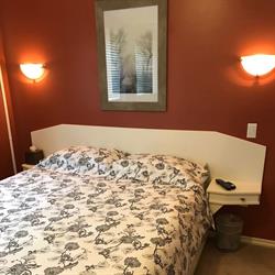 Lauras Lodge, Saskatoon, SK opening hours