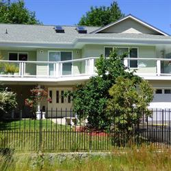 Crown House Bed & Breakfast, Lake Cowichan, BC opening hours